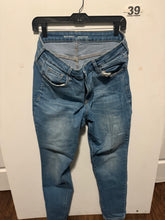 Load image into Gallery viewer, Women’s 12 Old Navy Jeans
