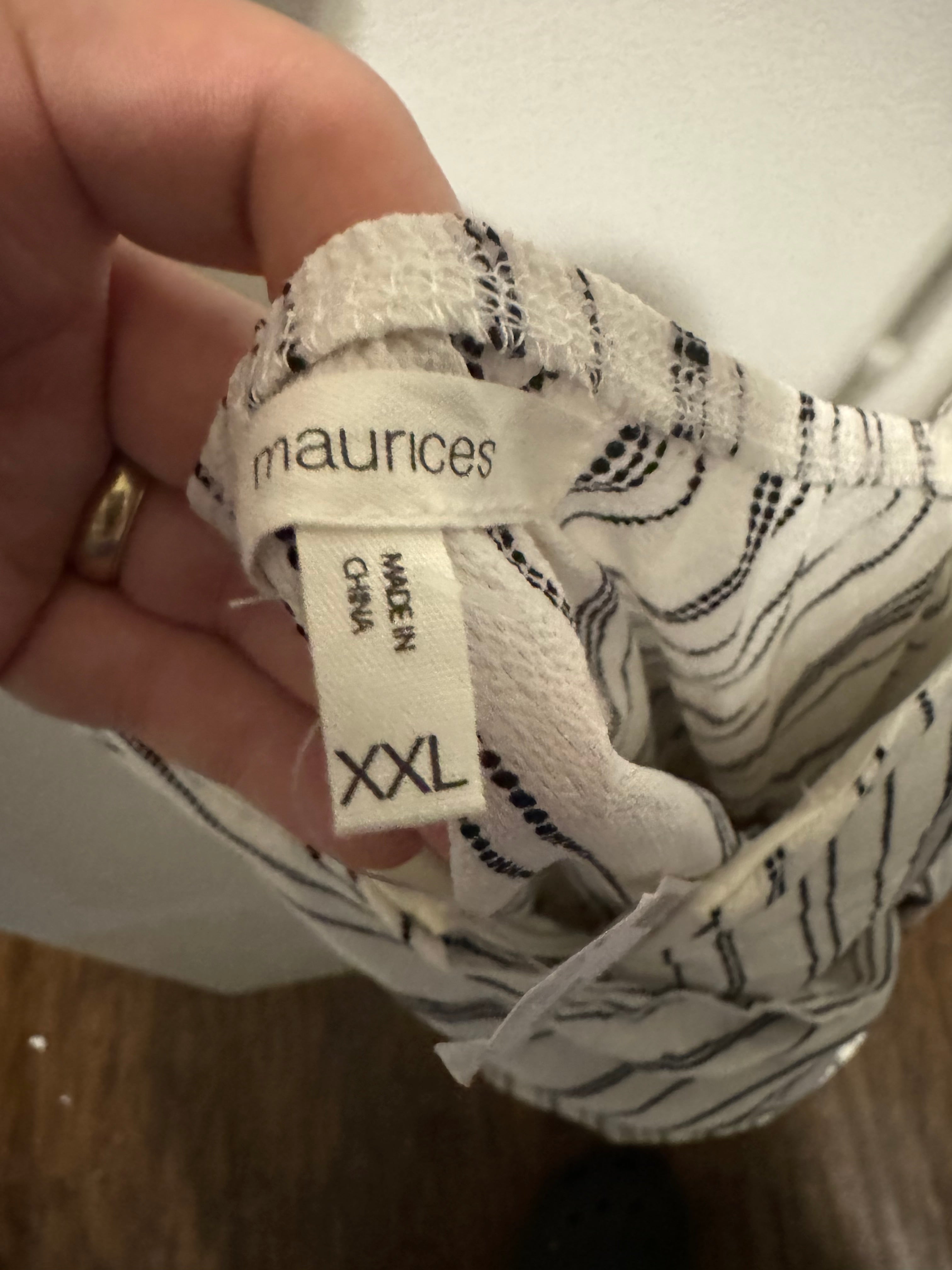 Woman’s XXL Maurices Shirt