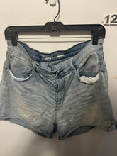 Load image into Gallery viewer, Women’s 16 Levi Shorts
