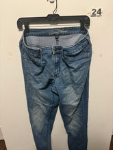 Load image into Gallery viewer, Women’s 12 Universal Jeans
