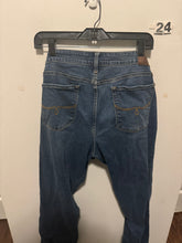 Load image into Gallery viewer, Men’s 32 Lucky Brand Jeans
