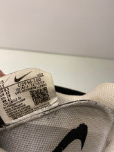 Load image into Gallery viewer, Shoes Size 11 Nike
