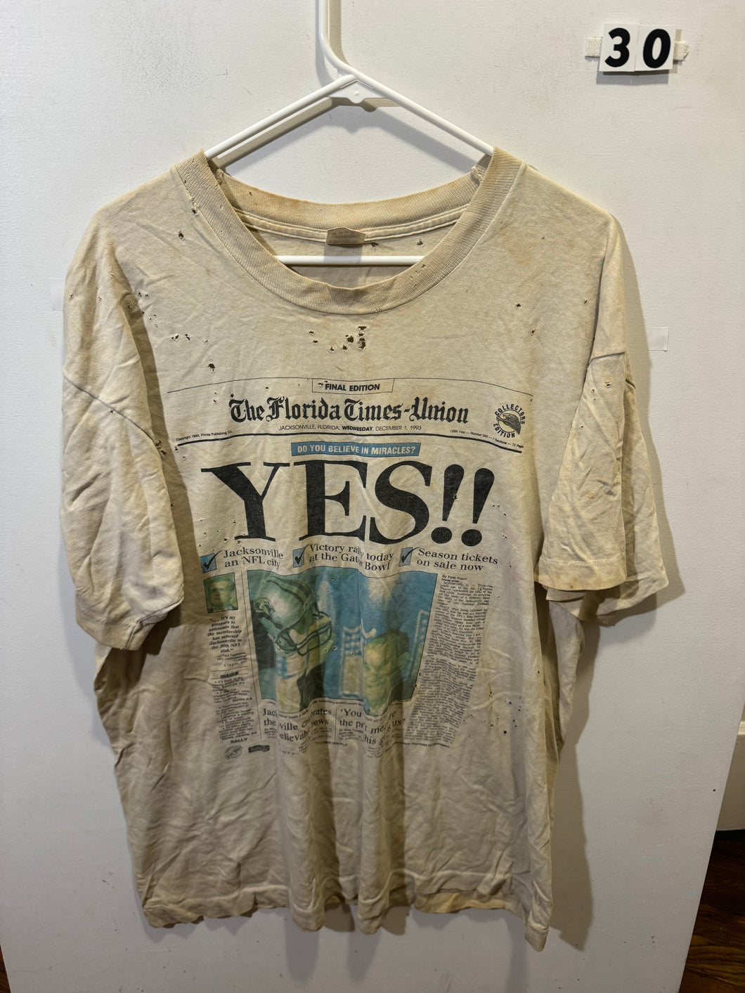 Men’s XL Fruit Of The Loom Jags * As Is * Shirt