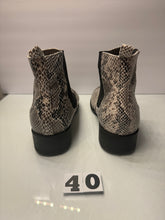 Load image into Gallery viewer, Forever 21 Size 10 Shoes
