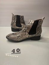 Load image into Gallery viewer, Forever 21 Size 10 Shoes
