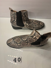 Load image into Gallery viewer, Forever 21 Size 10 Shoes
