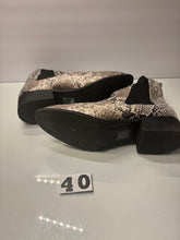 Load image into Gallery viewer, Forever 21 Size 10 Shoes
