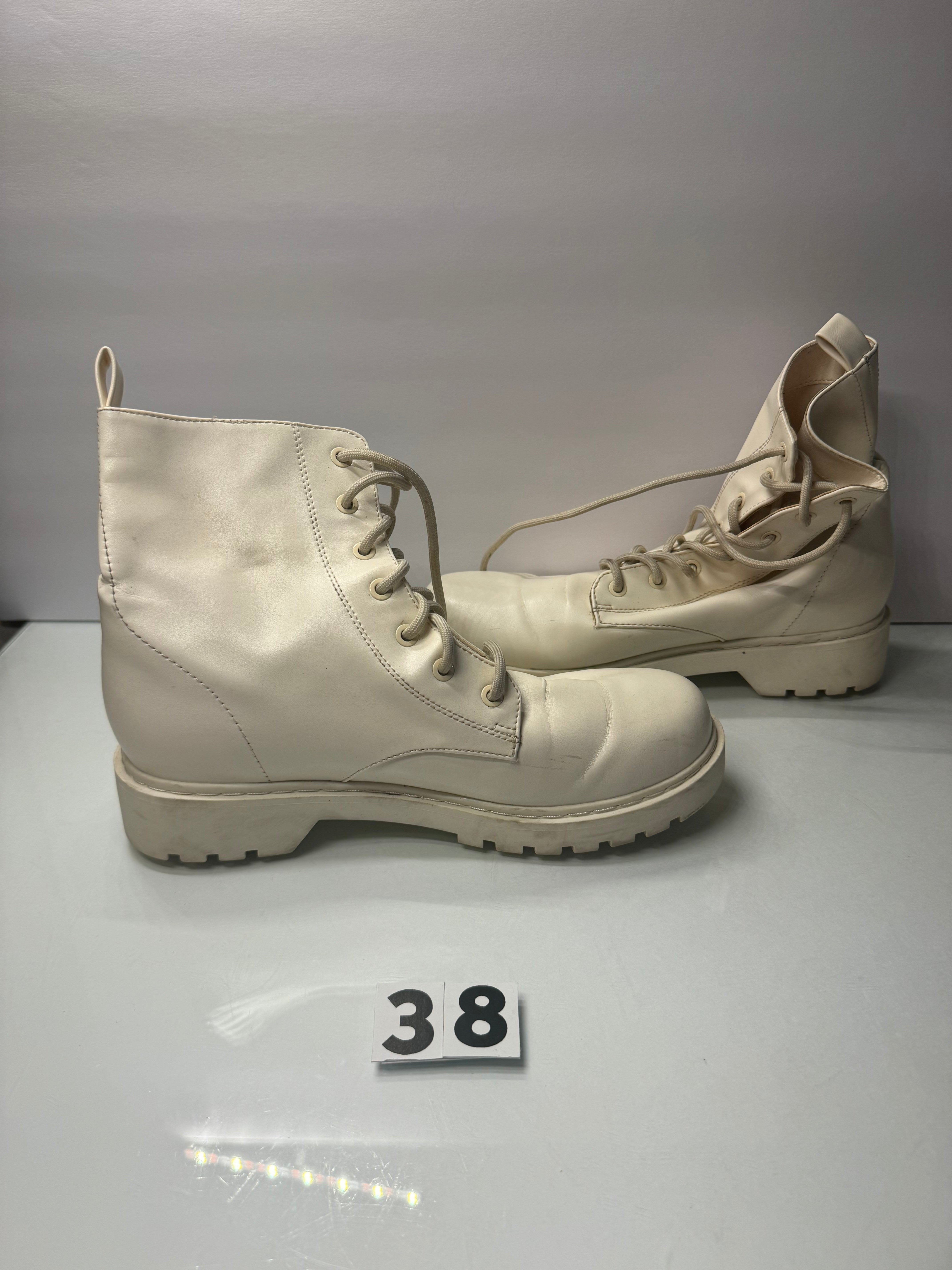 White Boots / Size 10 Shoes
