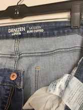 Load image into Gallery viewer, Women’s 12 Levis Jeans

