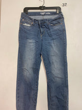 Load image into Gallery viewer, Women’s 12 Levis Jeans
