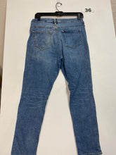 Load image into Gallery viewer, Women’s 10 Gap Jeans
