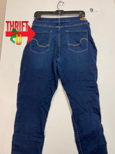 Load image into Gallery viewer, Womens 32/30 Levis Jeans

